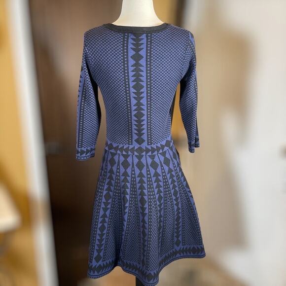 NINA LEONARD ~Black on Blue Geometric Print Sweater Dress ~ Size Medium - Picture 8 of 9